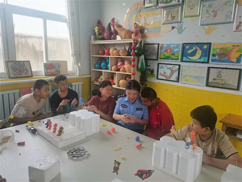 河东公安分局常警官和汤头派出所民警来托养院看望特殊儿童